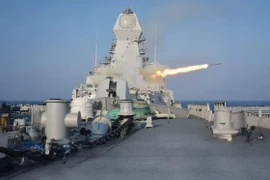 Thử nghiệm tên lửa chống ngầm tầm xa ERASR (Extended Range Anti-Submarine Rocket) trên tàu hộ tống tàng hình INS Kavaratti. (Nguồn: India Today)
