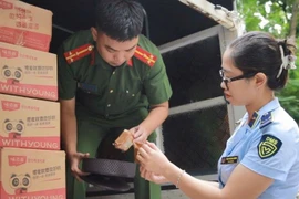 Lực lượng chức năng phát hiện 2.500 bánh trung thu không có hóa đơn, chứng từ. (Nguồn: Chi cục Quản lý thị trường thành phố Hà Nội)