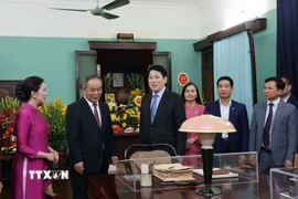 Chủ tịch nước Lương Cường tham quan Di tích Nhà 67 ở Khu Di tích Chủ tịch Hồ Chí Minh trong Phủ Chủ tịch. (Ảnh: Lâm Khánh/TTXVN)
