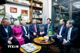 Tối 16/2/2026 (29 tháng Chạp), Tổng Bí thư Tô Lâm đến thăm, chúc Tết gia đình Giáo sư, Tiến sỹ, Nhà giáo Nhân dân Nguyễn Lân Dũng và Phó Giáo sư, Tiến sỹ, Thầy thuốc Nhân dân Nguyễn Kim Nữ Hiếu, nguyên Phó Giám đốc Bệnh viện Trung ương Quân đội 108, vừa được vinh danh là Công dân Thủ đô ưu tú năm 2025, tại phường Hai Bà Trưng, Hà Nội. (Ảnh: Thống Nhất/TTXVN)