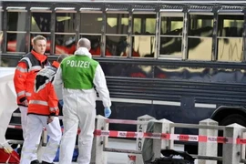 Lực lượng an ninh triển khai cuộc truy tìm quy mô lớn với sự tham gia của nhiều sỹ quan cảnh sát, đồng thời phong tỏa nghiêm ngặt khu vực xung quanh để phục vụ công tác điều tra. (Nguồn: EPA)