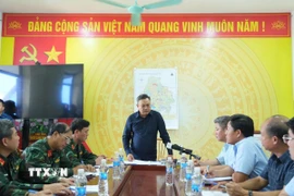 Chủ tịch Ủy ban Nhân dân thành phố Hà Nội Trần Sỹ Thanh nghe báo cáo và chỉ đạo các lực lượng. (Nguồn: TTXVN phát)