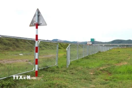 Một tấm lưới thép B40 và khung sắt bị người dân tháo ốc chốt, đinh vít tạo cánh cửa làm nơi lùa gia súc ra, vào khu vực hành lang bảo vệ của đường cao tốc để chăn thả. (Ảnh: Xuân Tiến/TTXVN)