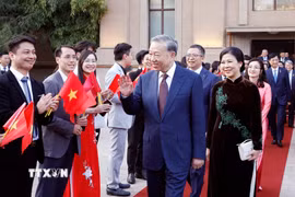 Tổng Bí thư, Chủ tịch nước Tô Lâm và Phu nhân gặp gỡ cán bộ nhân viên đại sứ quán và đại diện cộng đồng người Việt Nam tại Trung Quốc. (Ảnh: Thống Nhất/TTXVN)