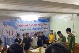 Cơ quan An ninh điều tra Công an tỉnh Hưng Yên thi hành lệnh khám xét tại nơi hoạt động của các đối tượng. (Nguồn: VOV)