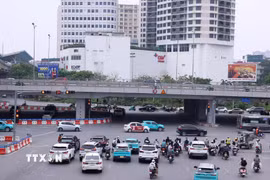 Các phương tiện tham gia giao thông tại một tuyến đường ở Hà Nội. (Ảnh: Văn Điệp/TTXVN)