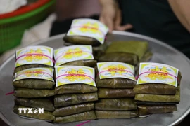Những cặp bánh buộc lạt giang xinh xắn nằm gọn trong lá xanh, như những lời chúc bình an được gói ghém cẩn thận. (Ảnh: Đỗ Huyền/TTXVN)