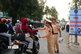 Người lao động nối đuôi nhau về quê đón Tết bằng xe máy