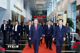 Trong không khí mừng Đảng, mừng Xuân, chào mừng thành công Đại hội toàn quốc lần thứ XIV của Đảng và chuẩn bị đón tết Nguyên Đán Bính Ngọ, sáng 14/2/2026, tại Hà Nội, Tổng Bí thư Tô Lâm tới thăm, chúc tết cán bộ, phóng viên, biên tập viên, kỹ thuật viên và người lao động Đài Truyền hình Việt Nam. Ảnh: Thống Nhất-TTXVN