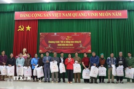 Quà “Tết vì đồng bào vùng lũ” từ Hội Chữ thập Đỏ tỉnh Lạng Sơn. (Ảnh: Anh Tuấn/TTXVN)