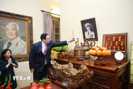 Thủ tướng Phạm Minh Chính thắp hương tưởng nhớ cố Đại tướng Võ Nguyên Giáp. Ảnh: Dương Giang-TTXVN