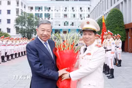 Thiếu tướng Nguyễn Thanh Trường, Cục trưởng Cục Cảnh sát Quản lý trại giam, cơ sở giáo dục bắt buộc, trường giáo dưỡng tặng hoa, chào đón Tổng Bí thư, Chủ tịch nước Tô Lâm. (Ảnh: Thống Nhất/TTXVN)