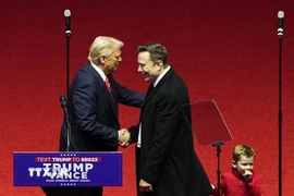 Tổng thống Mỹ Donald Trump (trái) và tỷ phú Elon Musk tại một sự kiện ở Washington. (Ảnh: Kyodo/TTXVN)
