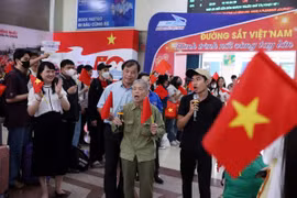 Trong không khí rộn ràng của ngày làm việc cuối cùng trước kỳ nghỉ lễ 30/4 - 1/5, ngành đường sắt Việt Nam gửi gắm sự quan tâm qua hoạt động giao lưu, chúc mừng hành khách ngay trước giờ tàu lăn bánh rời Thủ đô. Khoảnh khắc ấm áp này không chỉ lan tỏa niềm vui mà còn báo hiệu một kỳ nghỉ lễ ý nghĩa đang bắt đầu. (Ảnh: Quốc Khánh/TTXVN)