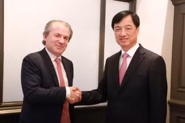 Bí thư Thành ủy Hà Nội Nguyễn Duy Ngọc và Giám đốc điều hành Tập đoàn Rosen Partners Daniel Rosen. (Ảnh: TTXVN phát)