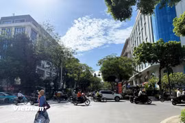 Tại Hà Nội, ngày nắng nóng gay gắt và đặc biệt gay gắt, nhiệt độ cao nhất phổ biến từ 38-40 độ C, có nơi trên 40 độ C; nhiệt độ thấp nhất từ 28-30 độ C. (Ảnh: Huy Khánh/Vietnam+)