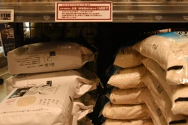 Gạo được bày bán tại siêu thị ở Tokyo, Nhật Bản. (Ảnh: THX/TTXVN)