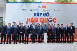 Phó Thủ tướng, Bộ trưởng Bộ Ngoại giao Bùi Thanh Sơn với các đại biểu. (Ảnh: An Đăng/TTXVN)