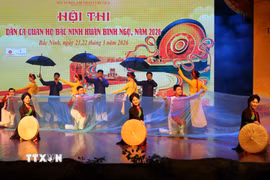 Văn nghệ chào mừng hội thi. (Ảnh: Thái Hùng/TTXVN)