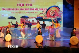 Văn nghệ chào mừng hội thi. (Ảnh: Thái Hùng/TTXVN)
