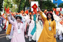 Gần 1.000 đoàn viên, thanh niên cùng các đơn vị đồng hành tham gia đồng diễn Ngày hội Việt phục “Tóc xanh vạt áo” năm 2026. (Ảnh: Trung Tuyến/TTXVN)