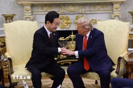 Tổng thống Lee Jae Myung (trái) trong cuộc hội đàm với Tổng thống Mỹ Donald Trump tại Washington DC., ngày 25/8/2025. (Ảnh: Yonhap/TTXVN)