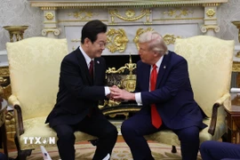 Tổng thống Lee Jae Myung (trái) trong cuộc hội đàm với Tổng thống Mỹ Donald Trump tại Washington DC., ngày 25/8/2025. (Ảnh: Yonhap/TTXVN)