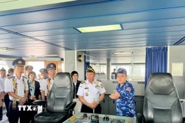 Cán bộ chiến sỹ cảnh sát biển Việt Nam giới thiệu về tàu CBS 8001. (Ảnh: Văn Phong/TTXVN)