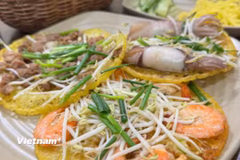 Bánh xèo tôm nhảy đã trở thành một trong những món ăn được nhiều du khách tìm kiếm khi đến Quy Nhơn. (Nguồn: Vietnam+)