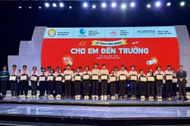 400 học sinh có hoàn cảnh khó khăn tại Đồng Nai được nhận học bổng "Cho em đến trường." (Ảnh: Lê Xuân/TTXVN)