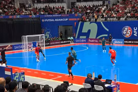 Các cầu thủ Futsal Việt Nam thi đấu lăn xả giành cơ hội kiểm soát bóng. (Ảnh: Minh Hưởng/TTXVN)