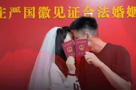 Tỷ lệ kết hôn ở Trung Quốc tiếp tục giảm mạnh trong những năm qua, kéo theo những cảnh báo về sự thay đổi trong cấu trúc dân số và quan điểm về gia đình của giới trẻ. (Nguồn: Sixthtone)