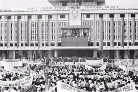 Nhân dân thành phố Sài Gòn mít tinh chào mừng Ủy ban Quân quản thành phố ra mắt 7/5/1975. (Ảnh: Lâm Hồng Long/TTXVN)