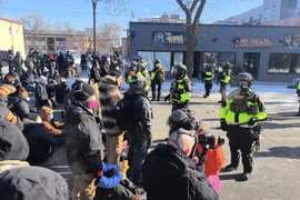 Người dân tham gia biểu tình tại Minneapolis, Minnesota, Mỹ, ngày 24/1/2026. (Nguồn: THX/TTXVN)