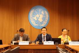 Đại sứ Mai Phan Dũng, Trưởng Phái đoàn thường trực Việt Nam tại Geneva (ngồi giữa) phát biểu tại một phiên thảo luận trong khuôn khổ khóa họp lần thứ 57 Hội đồng Nhân quyền Liên hợp quốc. (Ảnh: Anh Hiển/TTXVN)