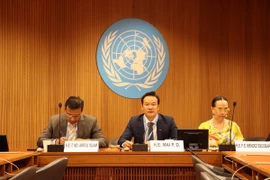 Đại sứ Mai Phan Dũng, Trưởng Phái đoàn thường trực Việt Nam tại Geneva (ngồi giữa) phát biểu tại một phiên thảo luận trong khuôn khổ khóa họp lần thứ 57 Hội đồng Nhân quyền Liên hợp quốc. (Ảnh: Anh Hiển/TTXVN)