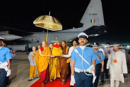 Xá lợi thiêng liêng của Đức Phật đã chính thức trở về New Delhi, kết thúc hành trình tâm linh kéo dài tròn 1 tháng tại Việt Nam. (Ảnh: Quang Trung/TTXVN)