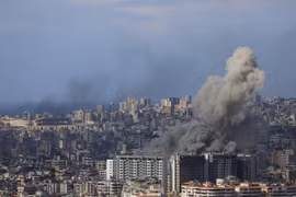 Khói bốc lên sau các cuộc không kích của Israel xuống ngoại ô thủ đô Beirut, Liban ngày 21/11/2024. (Ảnh: THX/TTXVN)