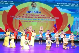 Một tiết mục tại Hội diễn thể hiện mối quan hệ đặc biệt Việt Nam-Lào. (Ảnh: Xuân Tú/TTXVN)
