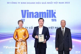 Đại diện Vinamilk, ông Đỗ Thanh Tuấn, Giám đốc Đối ngoại, nhận vinh danh Top 50 Công ty kinh doanh hiệu quả nhất Việt Nam 2025. (Ảnh: Nguyễn Hoàng/Vietnam+)