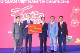 Đại sứ Việt Nam tại Campuchia Nguyễn Minh Vũ (thứ hai, từ trái sang) trao tặng tượng trưng 300 suất quà Tết tổng trị giá 15.000 USD cho Lãnh đạo Hội Khmer-Việt Nam tại Campuchia hỗ trợ bà con nghèo tại 24 tỉnh, thành ở Campuchia. (Ảnh: Hoàng Minh/TTXVN)