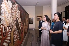 Phu nhân Ngô Phương Ly và bà Leyla Aliyeva, Phó Chủ tịch Quỹ Heydar Aliyev tham quan tại Bảo tàng Mỹ thuật Việt Nam. (Ảnh: Văn Điệp/TTXVN)