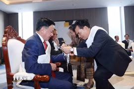Thường trực Ban Bí thư Trần Cẩm Tú dự Lễ buộc chỉ cổ tay truyền thống của Lào. (Ảnh: Phương Hoa/TTXVN)