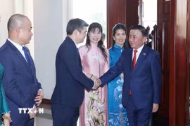 Thường trực Ban Bí thư Trần Cẩm Tú cùng các đại biểu tham dự buổi gặp mặt. (Ảnh: Phương Hoa/TTXVN)