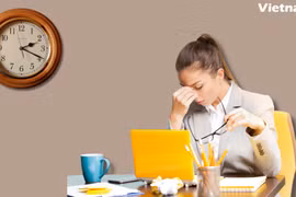 Công việc văn phòng ít vận động và lối sống ít vận động có thể ảnh hưởng tiêu cực đến giấc ngủ. (Nguồn: Vietnam+)