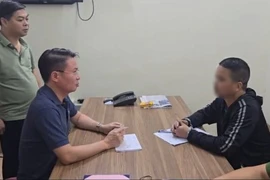 Thiếu tướng Nguyễn Minh Tuấn trực tiếp lấy lời khai nghi phạm Vũ Phương Nhung. (Nguồn: Công an Phú Thọ)