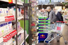 Người dân mua sắm tại siêu thị ở Berlin, Đức. (Ảnh: THX/TTXVN)