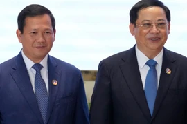 Thủ tướng Campuchia Hun Manet (trái) và người đồng cấp Lào Sonexay Siphandone. (Nguồn: AP)