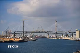 Quang cảnh cảng hàng hóa tại California, Mỹ. (Ảnh: THX/TTXVN phát)