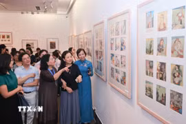 Các đại biểu tham quan triển lãm “Thế giới tuổi thơ qua các tác phẩm của cố Nghệ sỹ Nhân dân Ngô Mạnh Lân.” (Ảnh: Hoàng Hiếu/TTXVN)